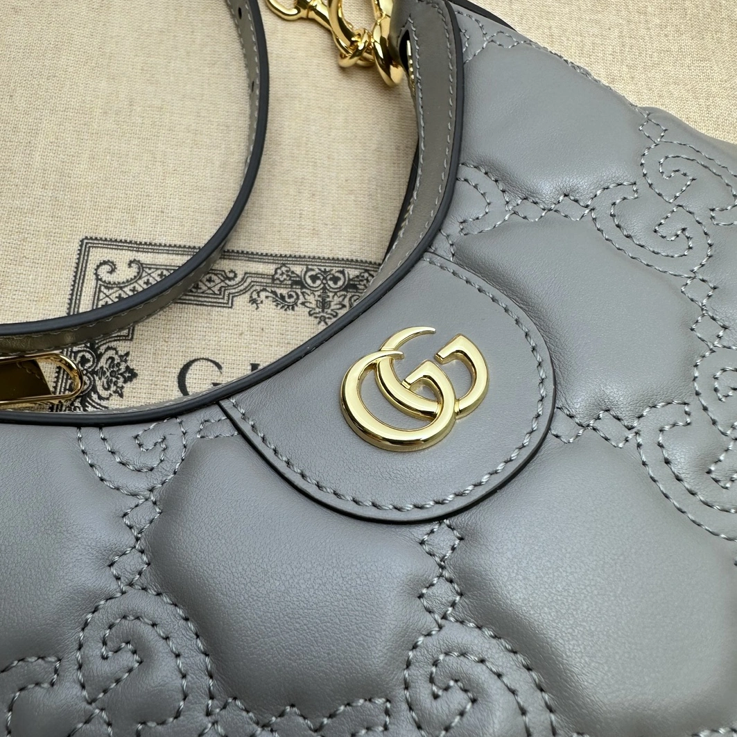 Gucci AAA Quality Messenger Bags For Women Trendsetting 9643