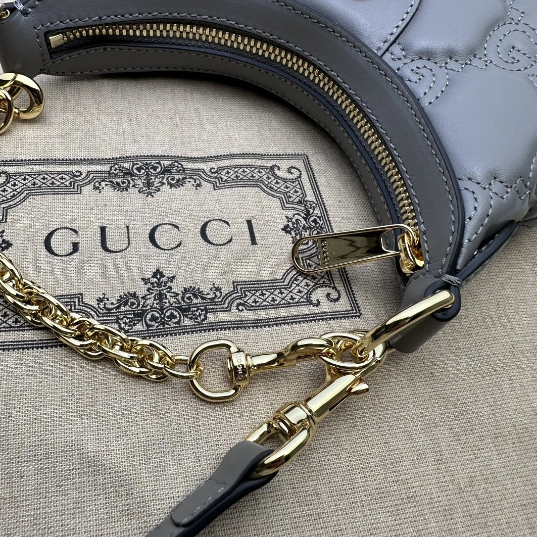 Gucci AAA Quality Messenger Bags For Women Trendsetting 9643