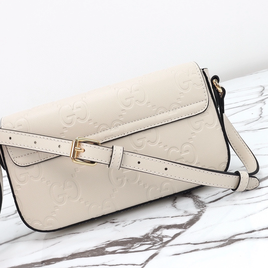 Gucci AAA Quality Messenger Bags For Women Trendy 1685