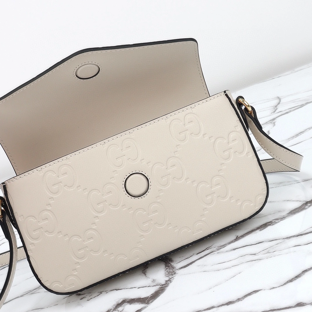 Gucci AAA Quality Messenger Bags For Women Trendy 1685