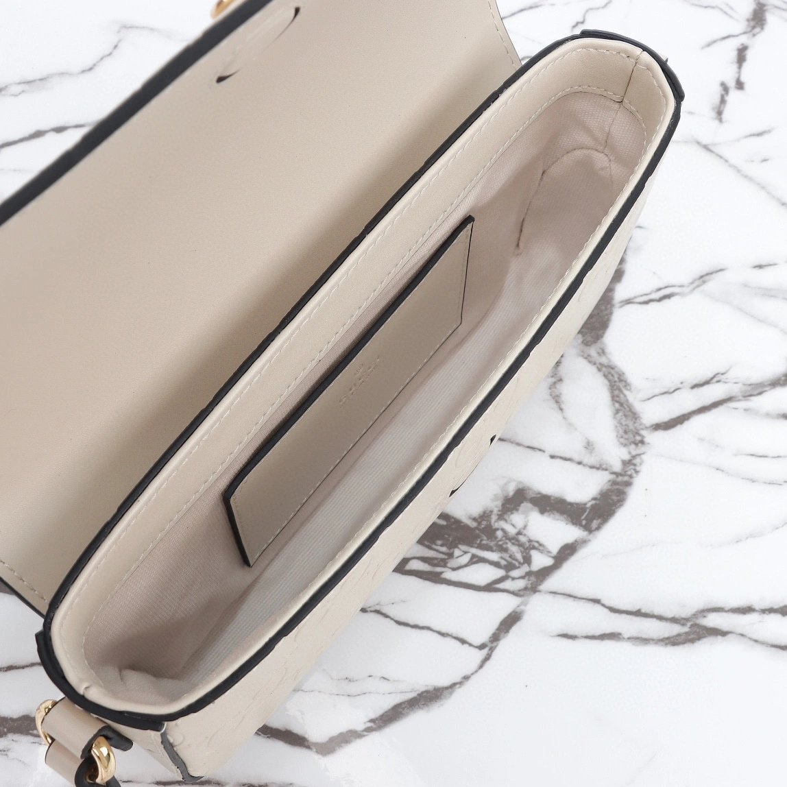 Gucci AAA Quality Messenger Bags For Women Trendy 1685