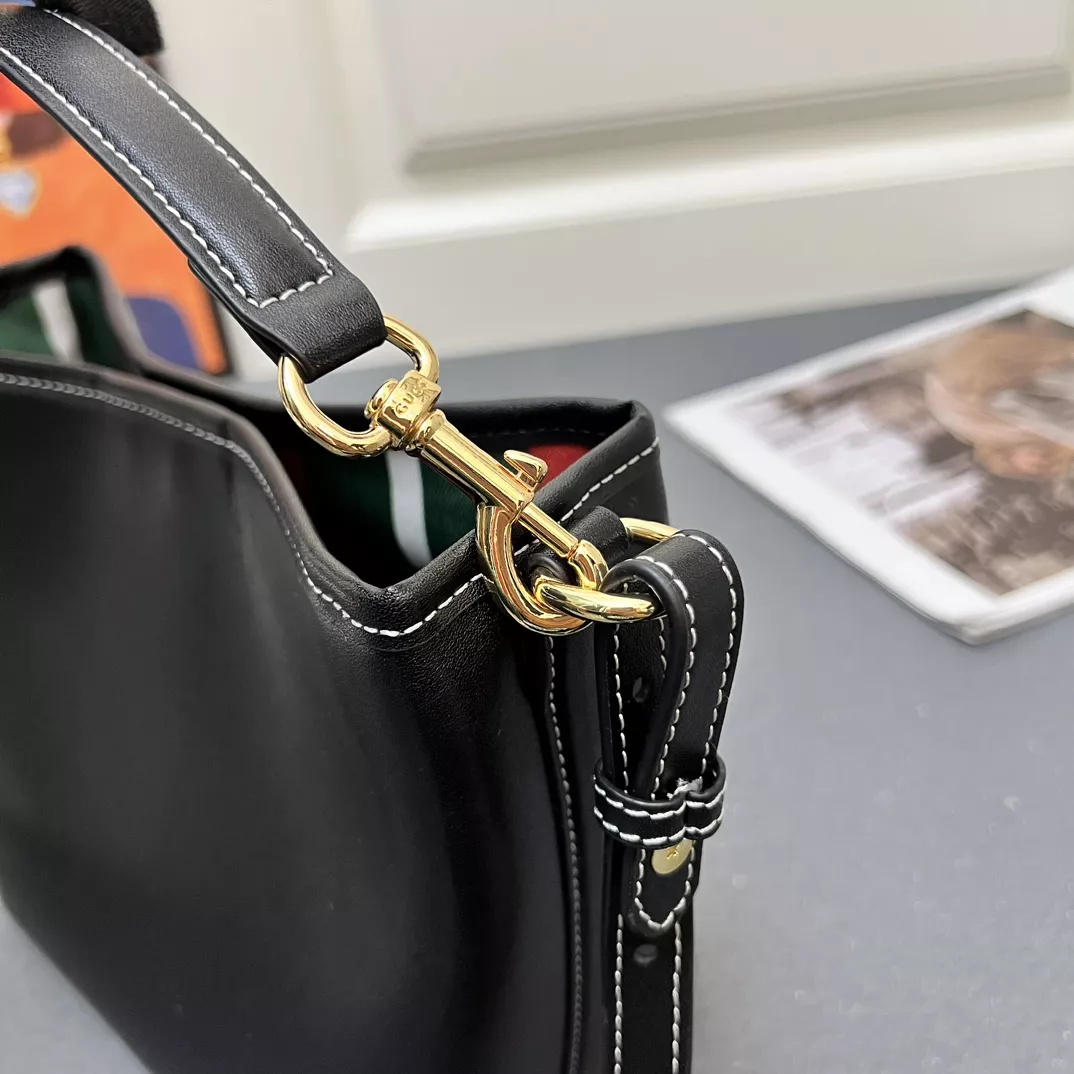 Gucci AAA Quality Messenger Bags For Women Trendy 4115