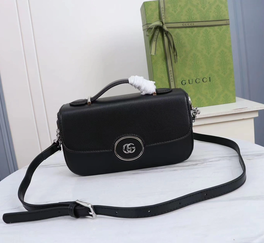 Gucci AAA Quality Messenger Bags For Women Versatile 1112