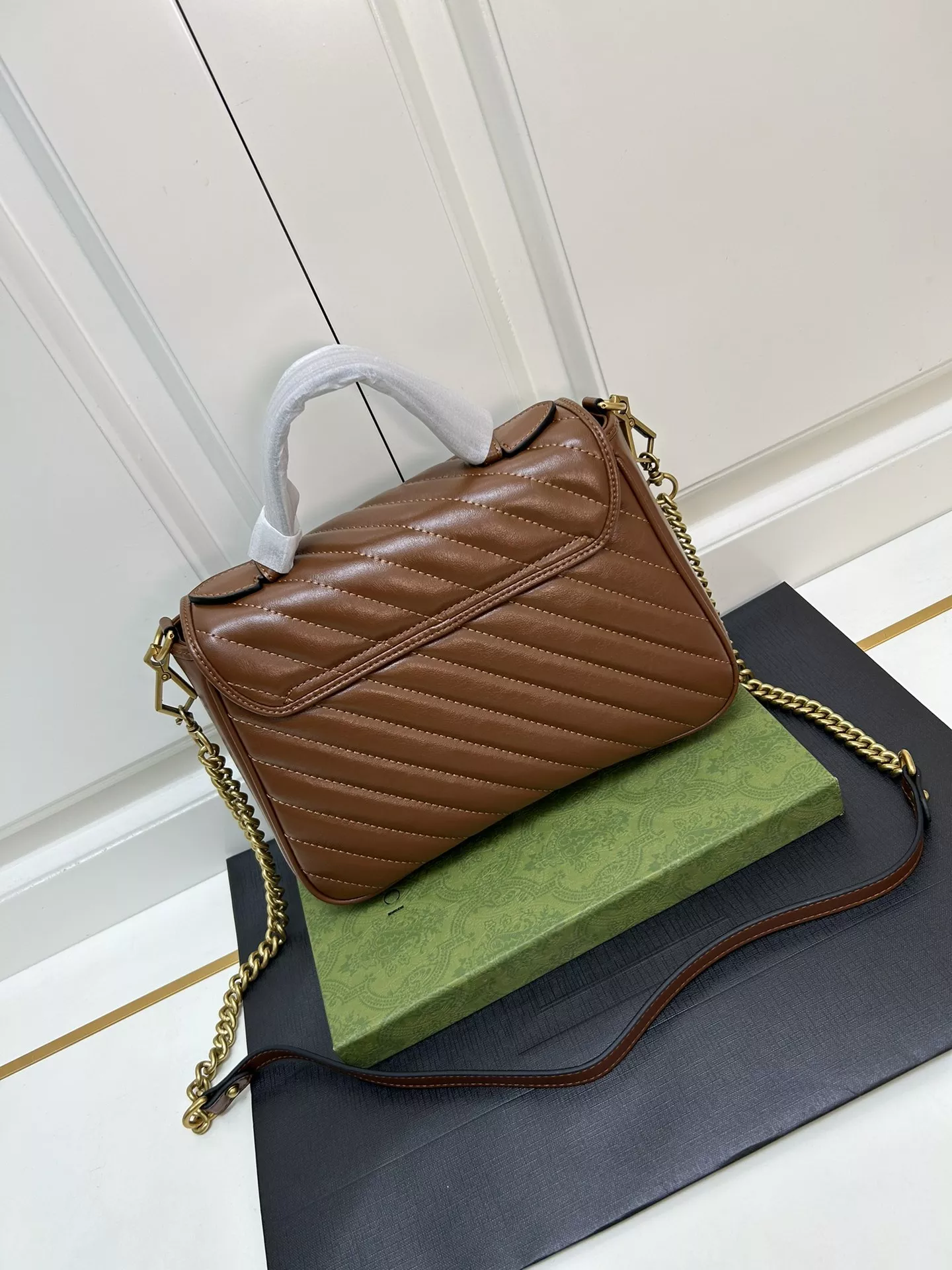 Gucci AAA Quality Messenger Bags For Women Versatile 197