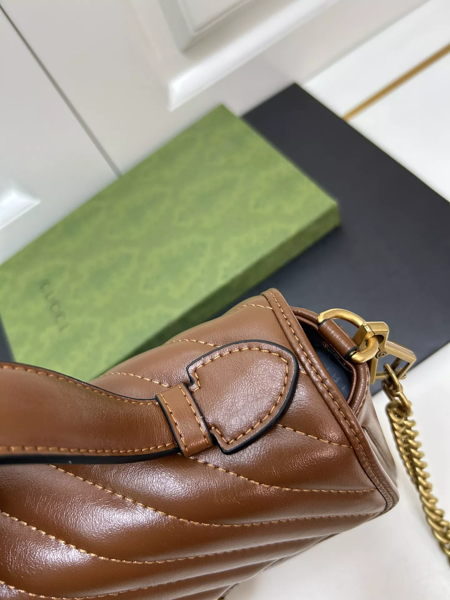 Gucci AAA Quality Messenger Bags For Women Versatile 197