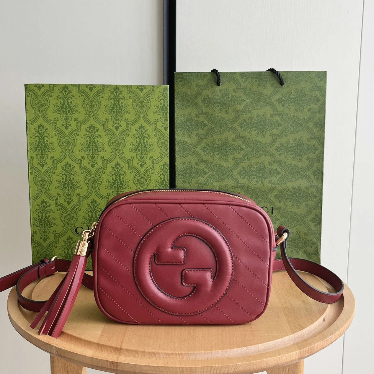 Gucci AAA Quality Messenger Bags For Women Versatile 9733