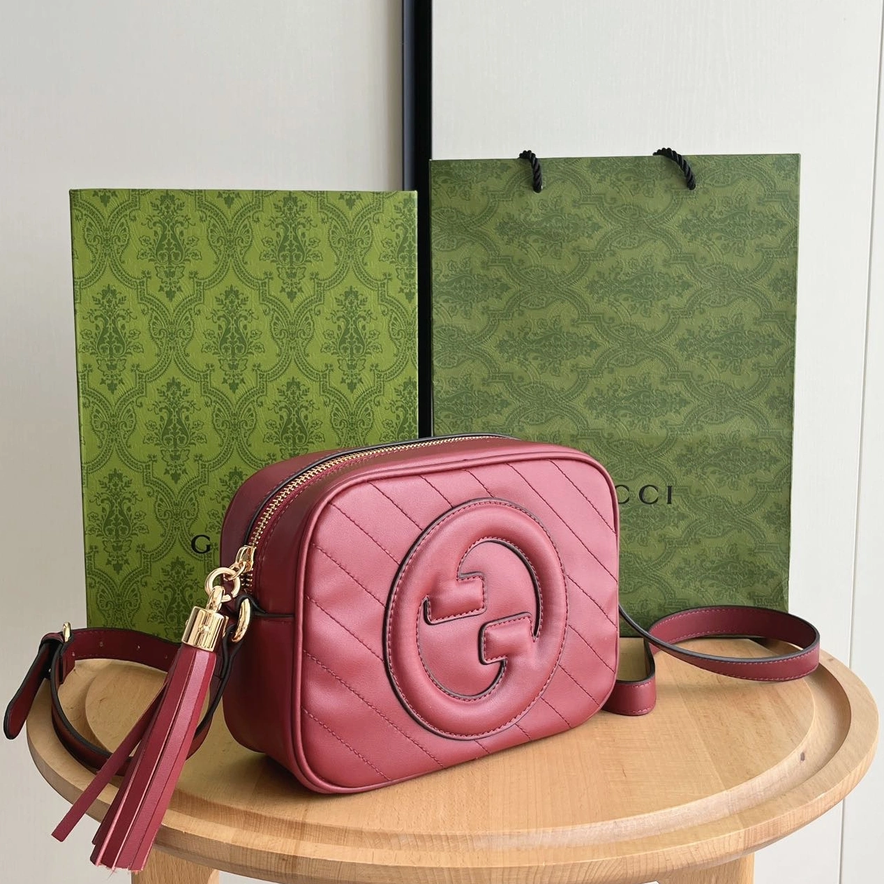 Gucci AAA Quality Messenger Bags For Women Versatile 9733