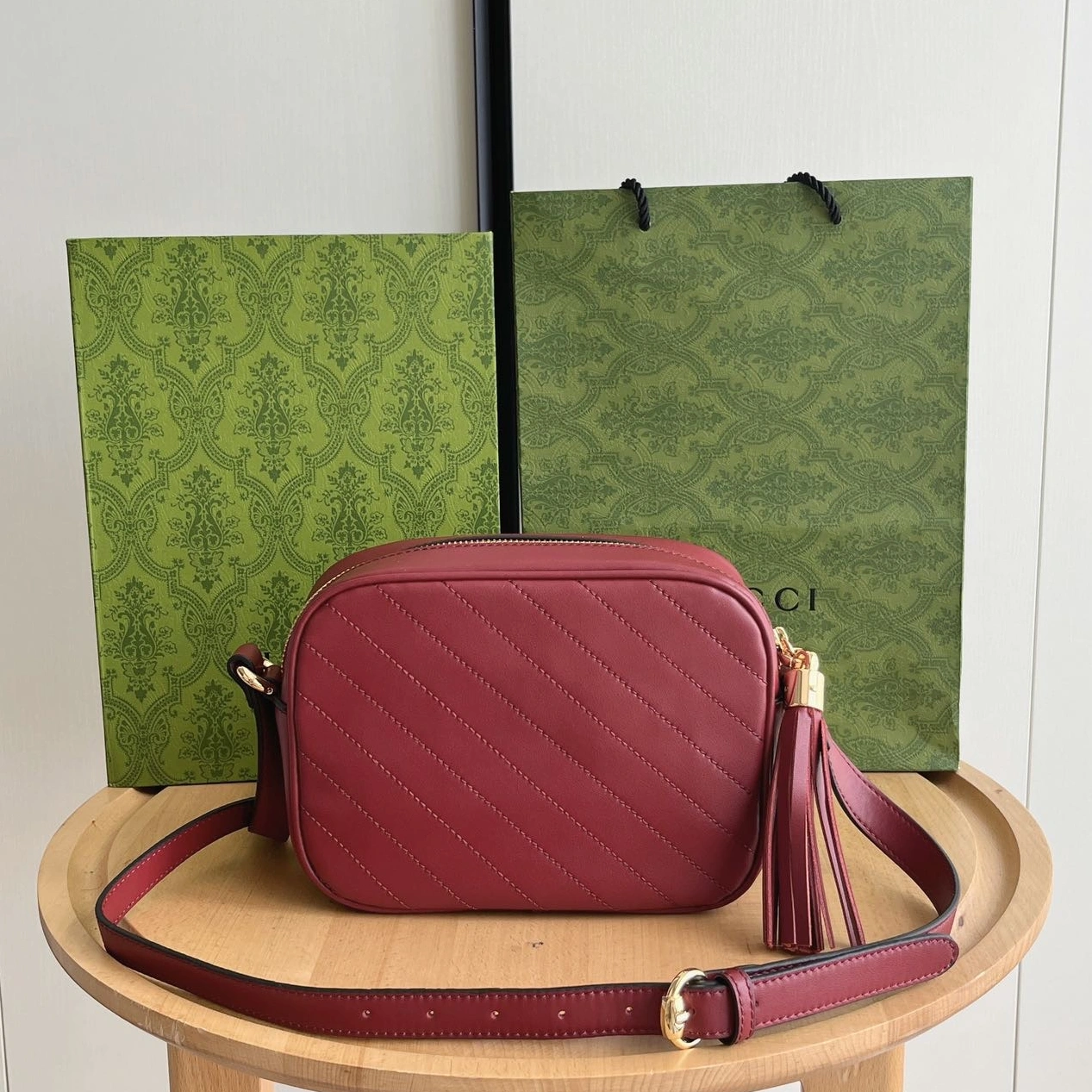 Gucci AAA Quality Messenger Bags For Women Versatile 9733