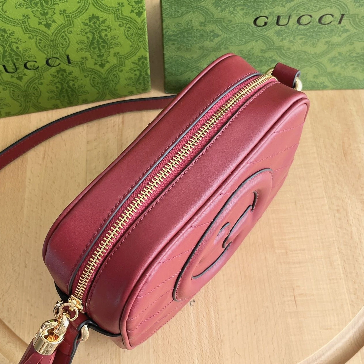 Gucci AAA Quality Messenger Bags For Women Versatile 9733