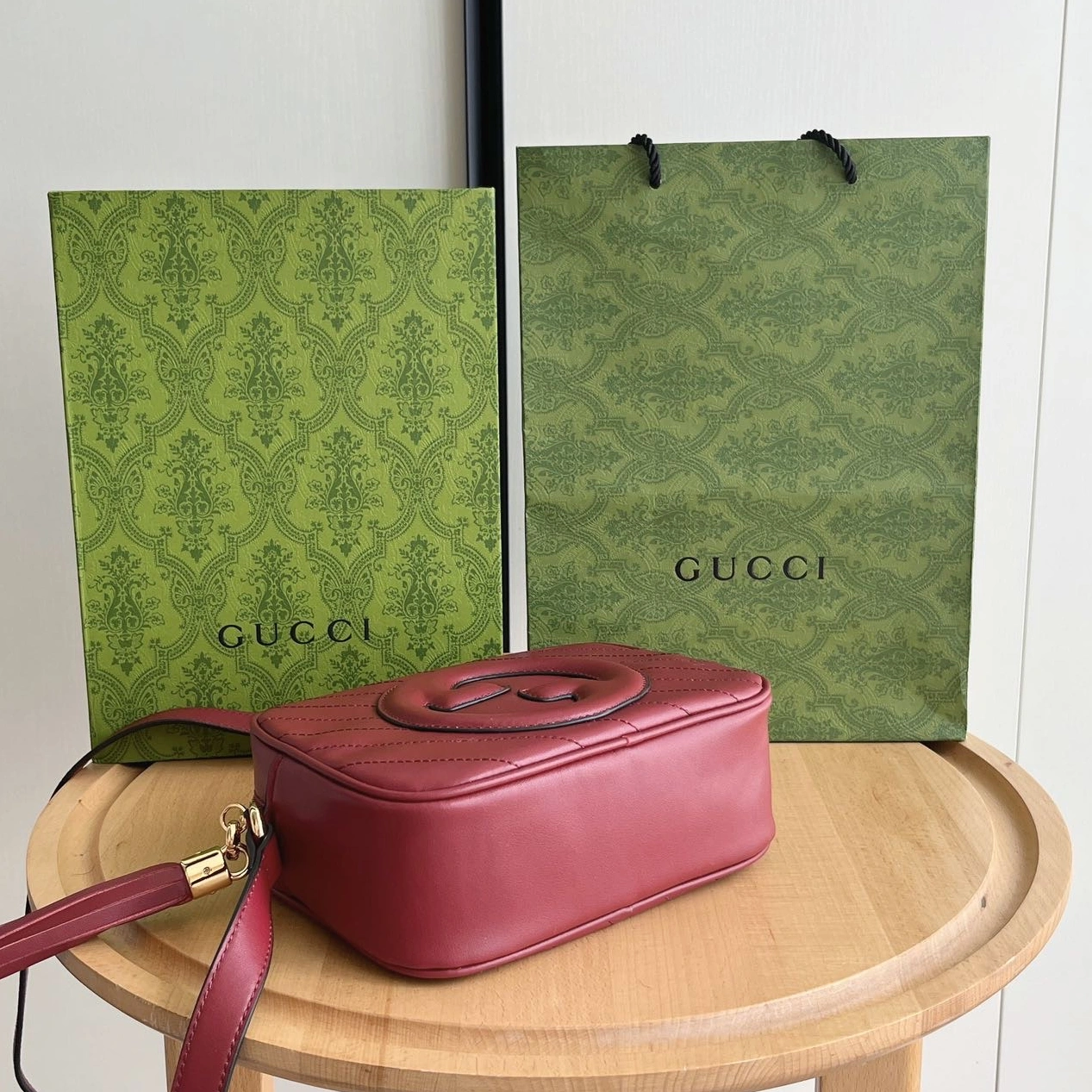 Gucci AAA Quality Messenger Bags For Women Versatile 9733