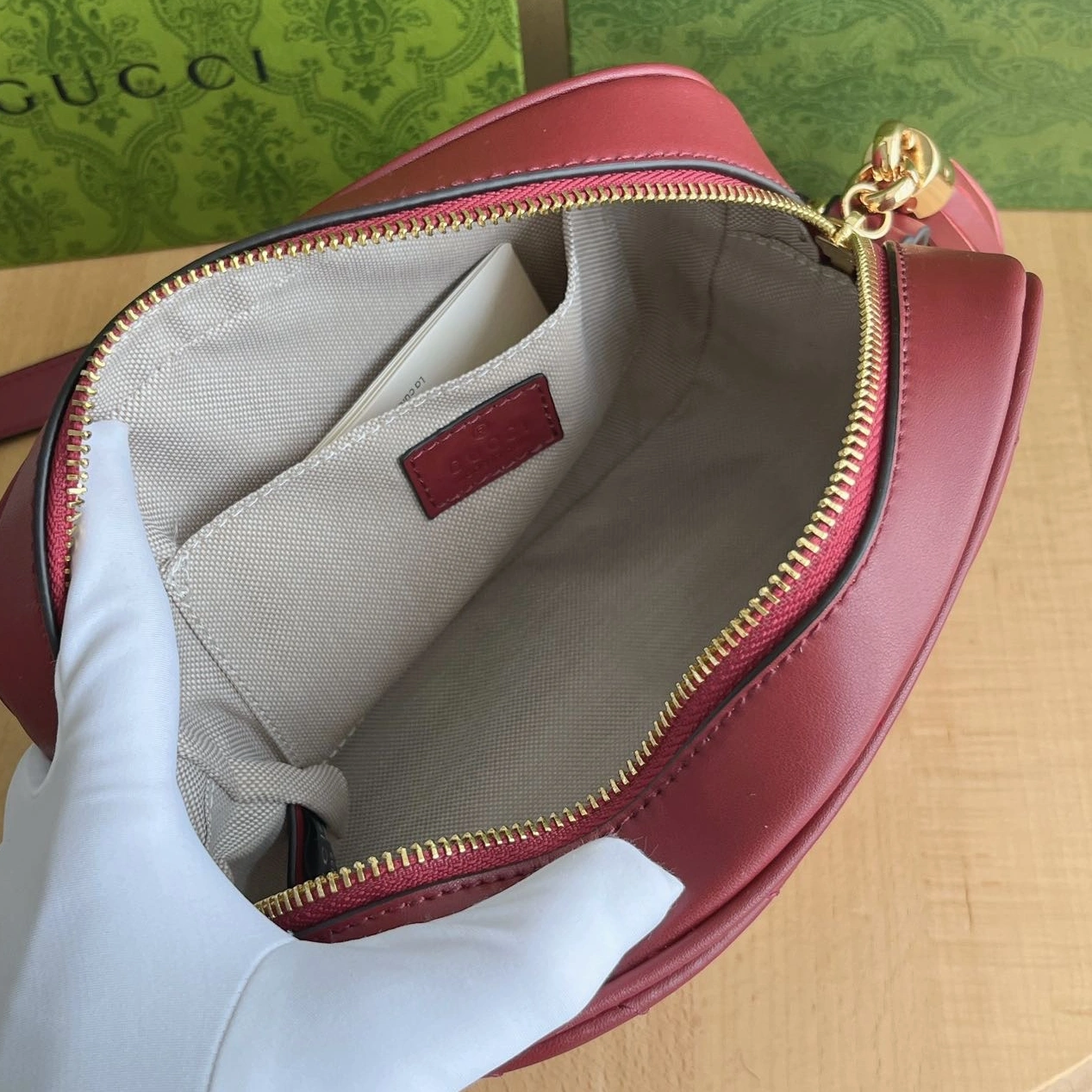 Gucci AAA Quality Messenger Bags For Women Versatile 9733
