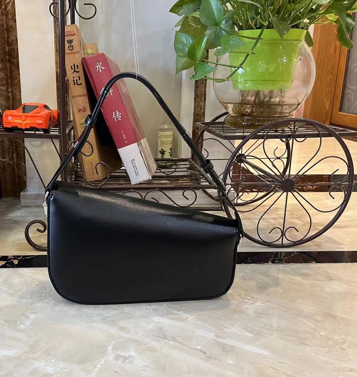 Gucci AAA Quality Shoulder Bags For Women EyeCatching 8020