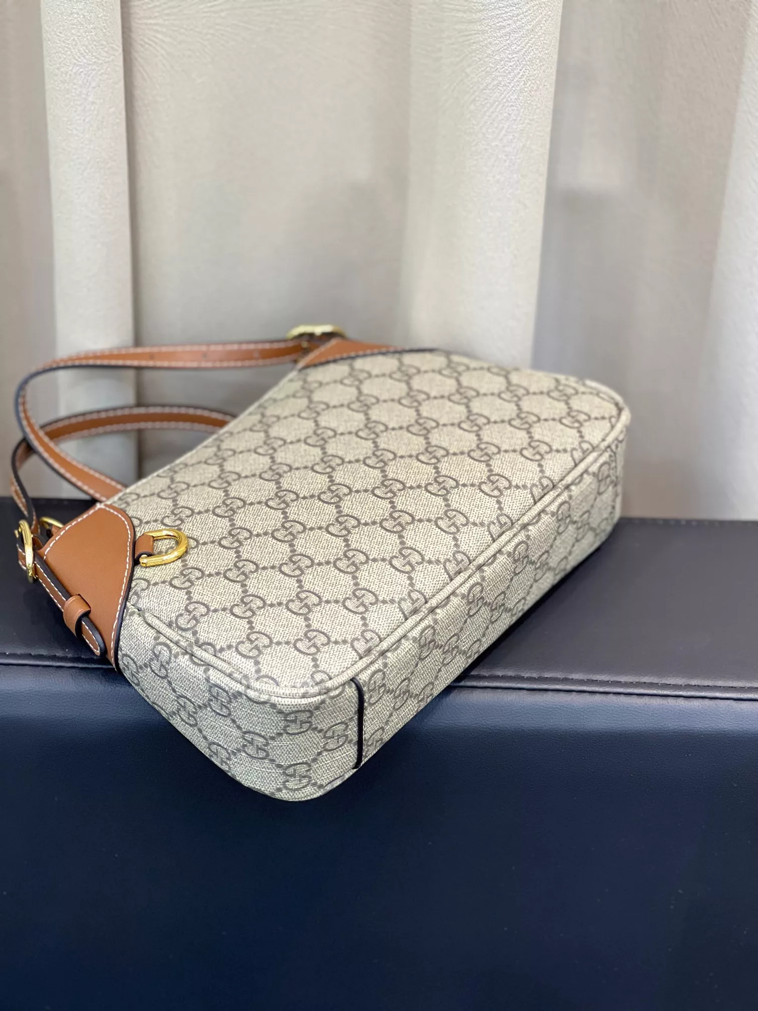 Gucci AAA Quality Shoulder Bags For Women Sleek 5604