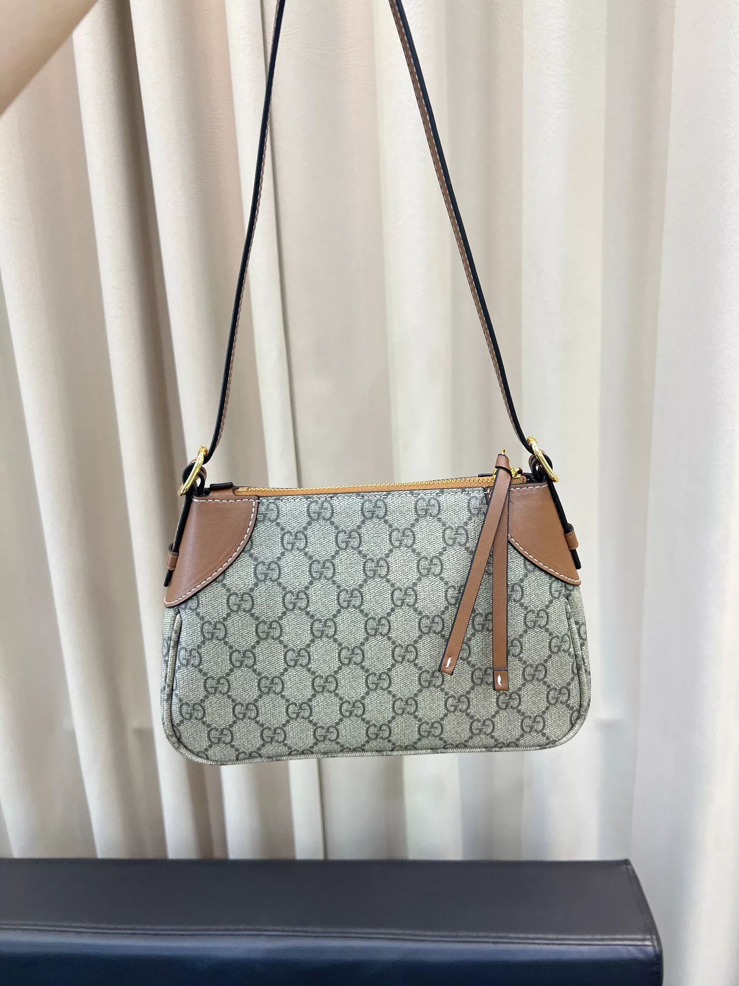 Gucci AAA Quality Shoulder Bags For Women Sleek 5604