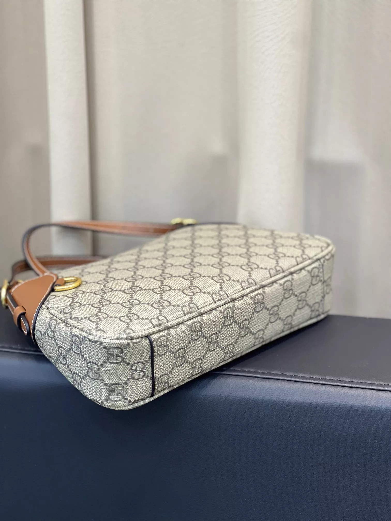 Gucci AAA Quality Shoulder Bags For Women Sleek 5604