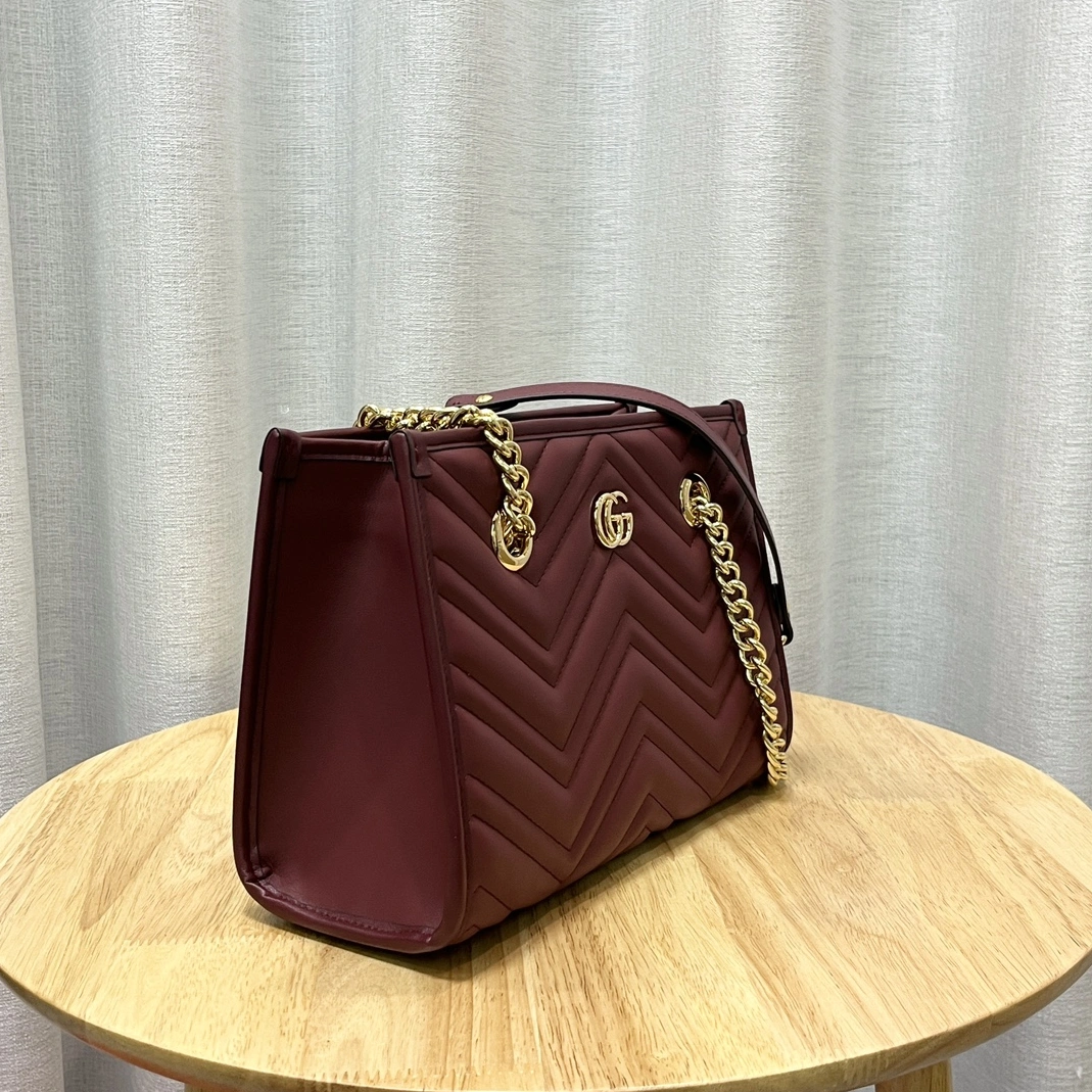 Gucci AAA Quality Shoulder Bags For Women Sleek 8410