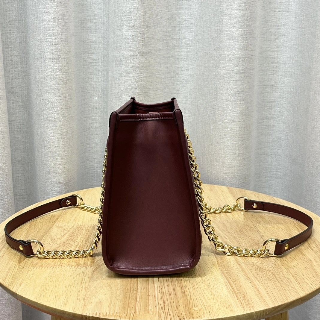 Gucci AAA Quality Shoulder Bags For Women Sleek 8410
