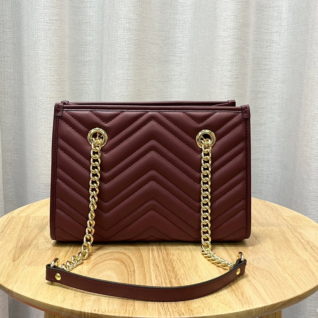 Gucci AAA Quality Shoulder Bags For Women Sleek 8410