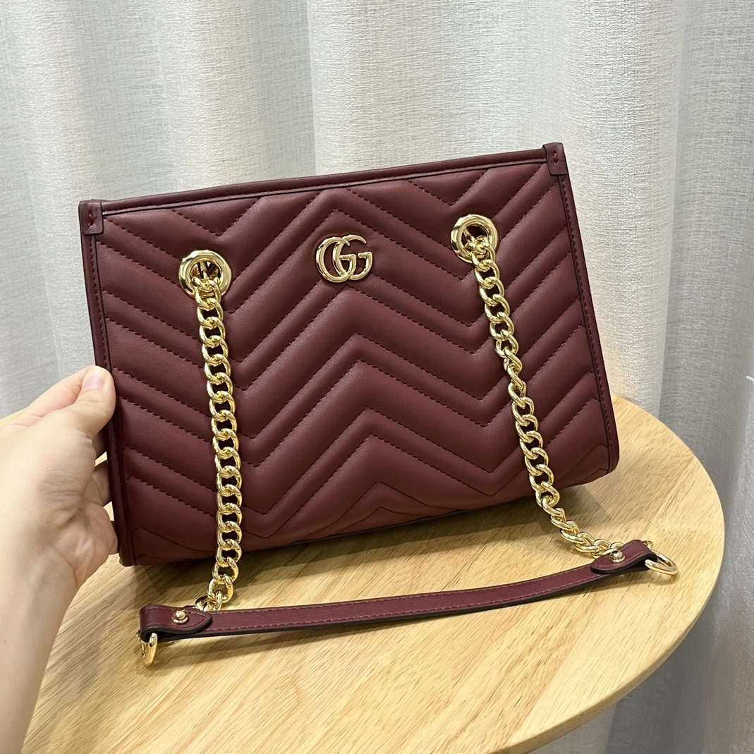Gucci AAA Quality Shoulder Bags For Women Sleek 8410