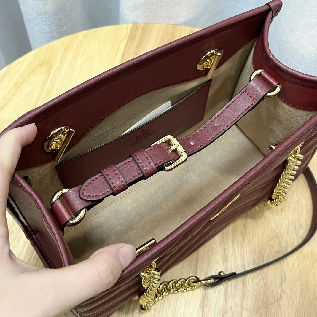 Gucci AAA Quality Shoulder Bags For Women Sleek 8410