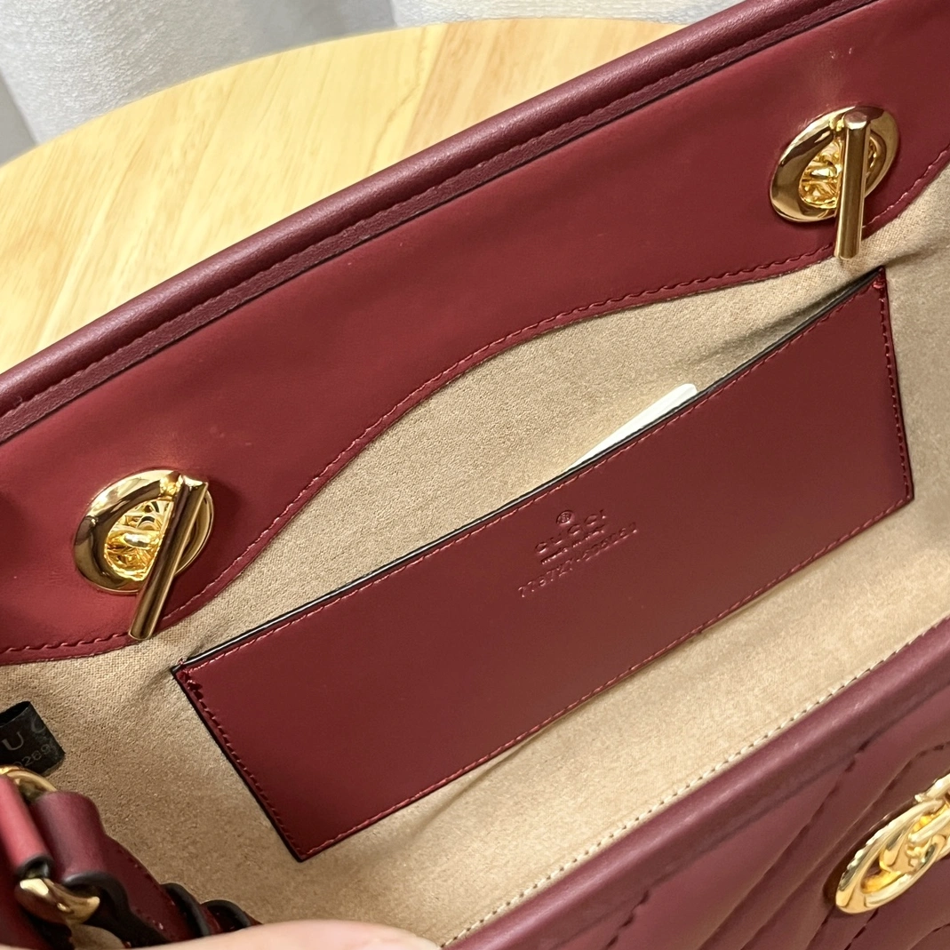 Gucci AAA Quality Shoulder Bags For Women Sleek 8410