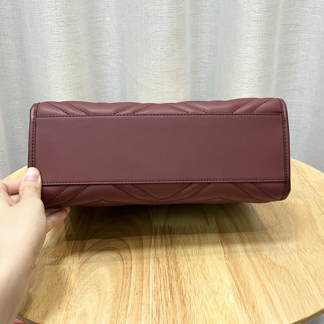 Gucci AAA Quality Shoulder Bags For Women Sleek 8410