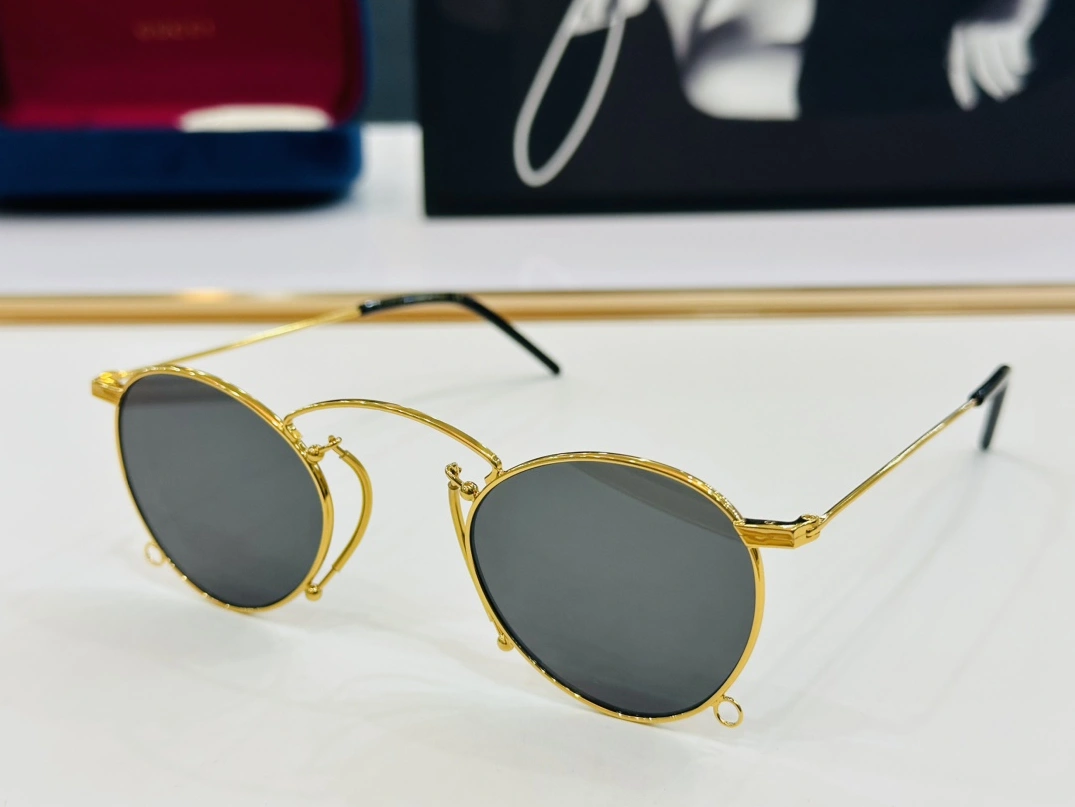Gucci AAA Quality Sunglasses Bold 7713