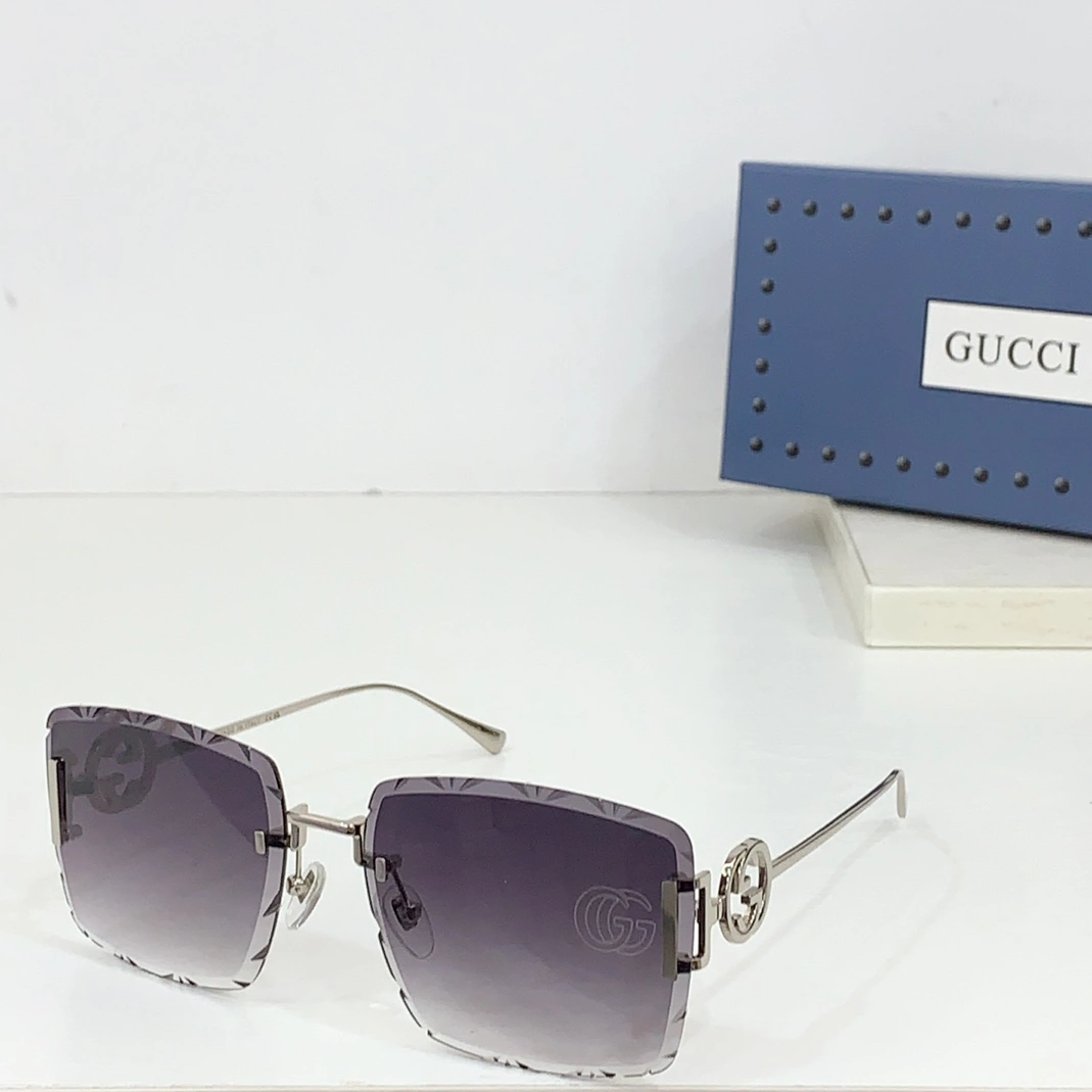 Gucci AAA Quality Sunglasses Elegant 7048