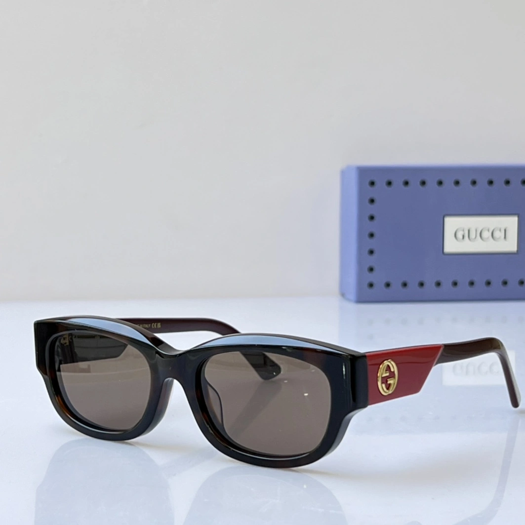 Gucci AAA Quality Sunglasses Elegant 8926