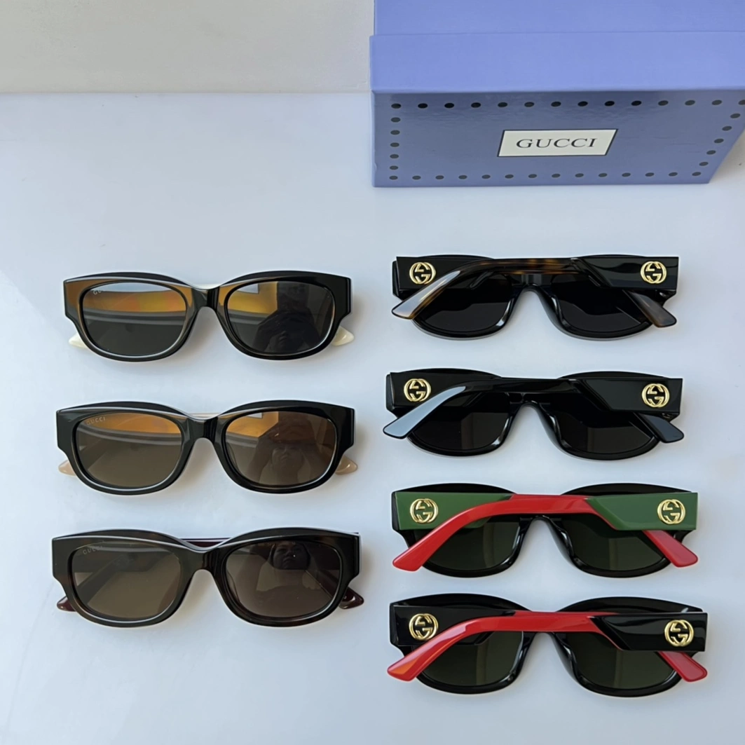Gucci AAA Quality Sunglasses Elegant 8926