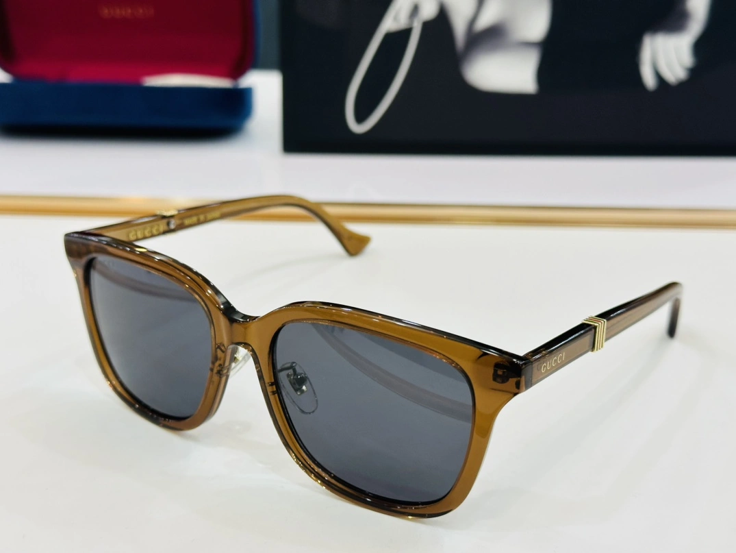 Gucci AAA Quality Sunglasses Trendsetting 5246