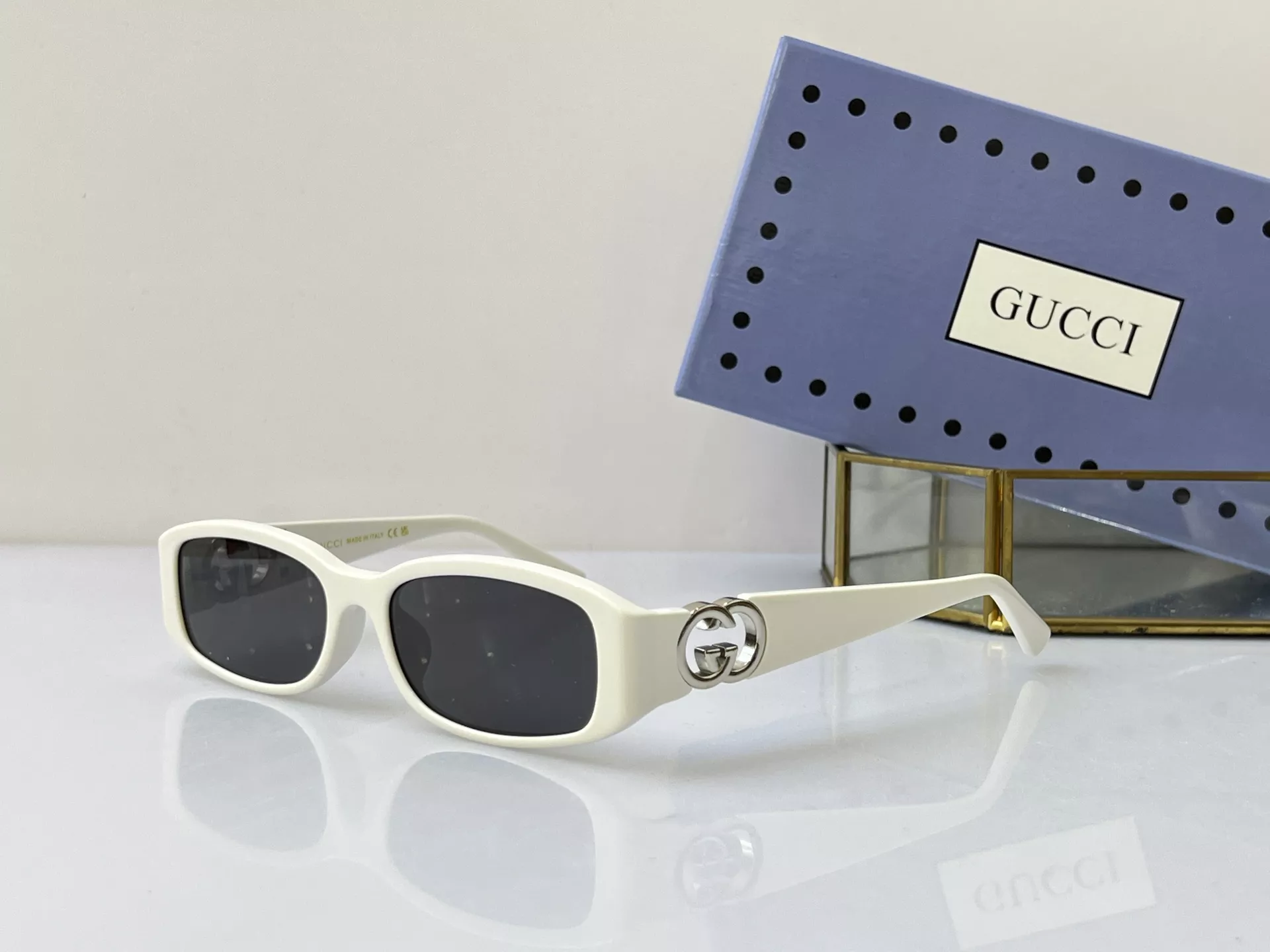 Gucci AAA Quality Sunglasses Trendsetting 8054