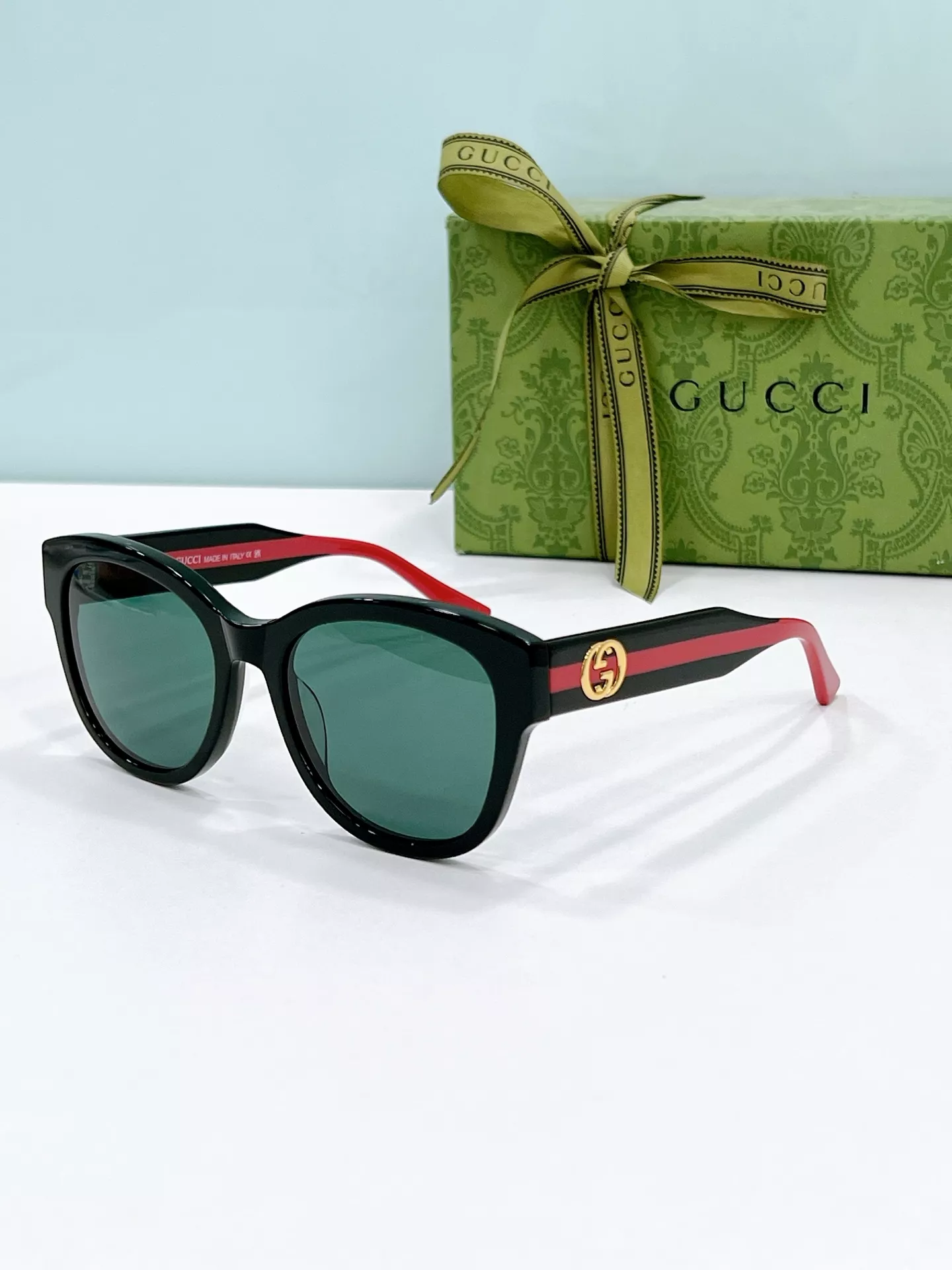 Gucci AAA Quality Sunglasses Versatile 4222