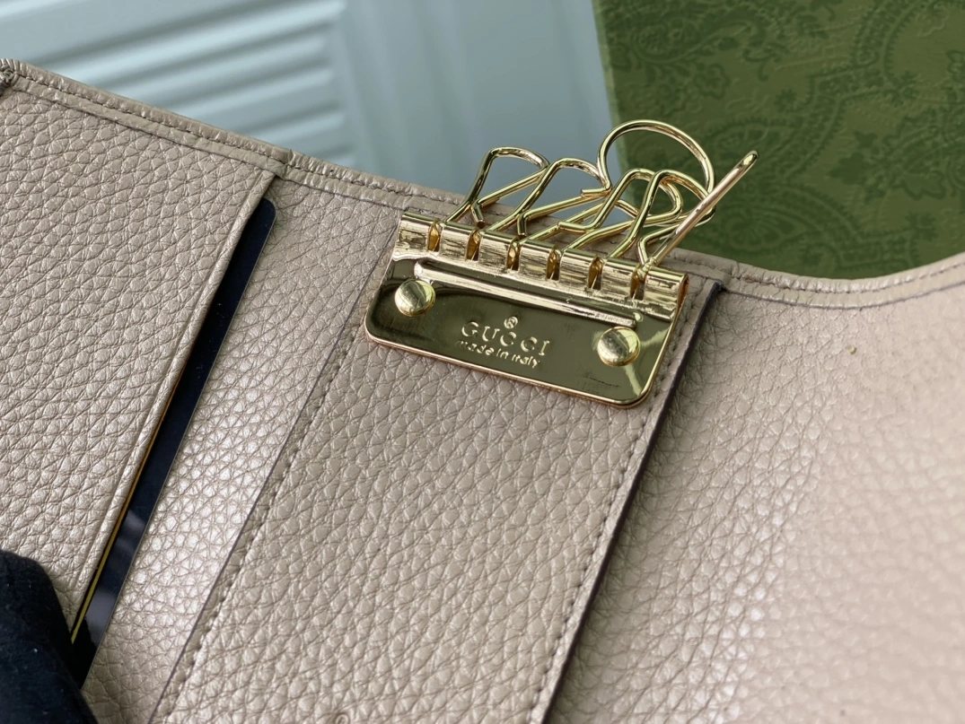 Gucci AAA Quality Wallets Bold 2960
