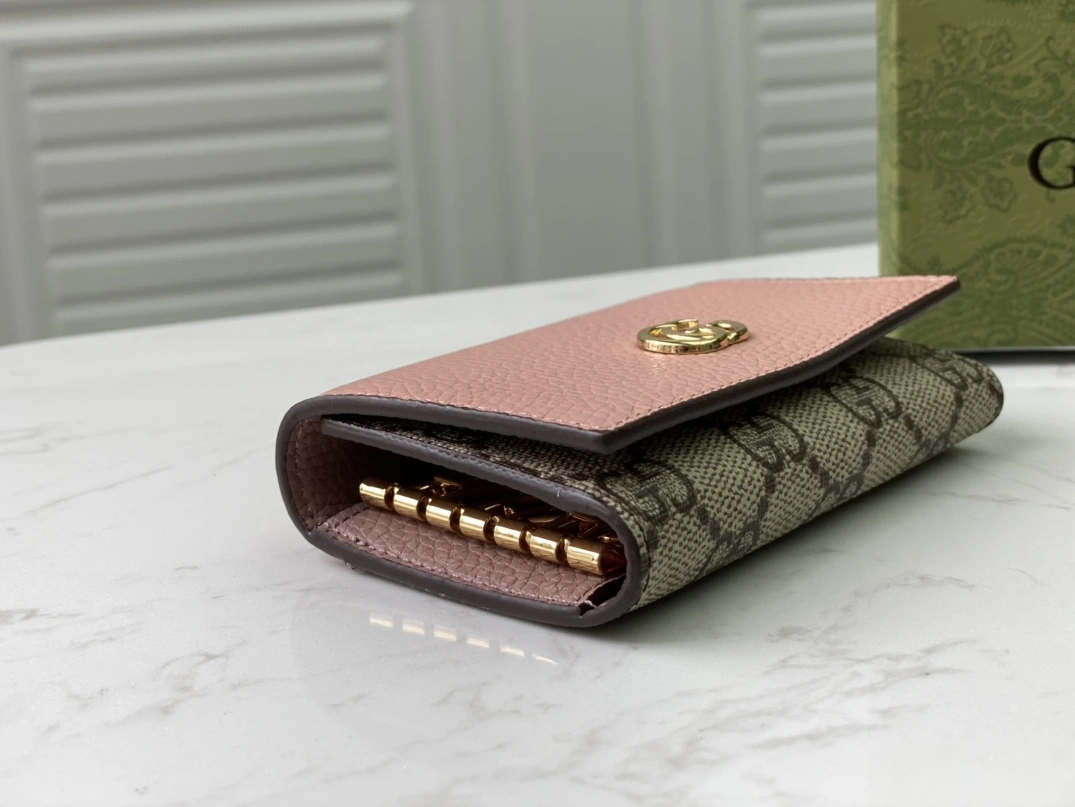 Gucci AAA Quality Wallets Durable 519