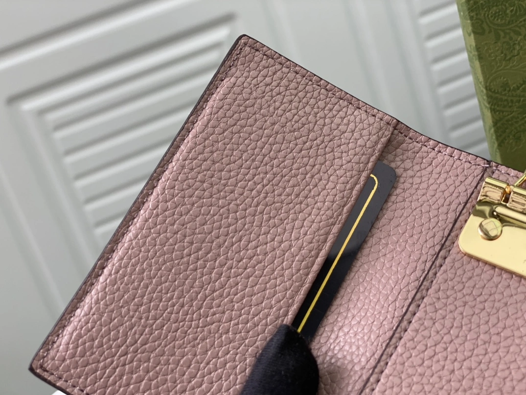 Gucci AAA Quality Wallets Durable 519