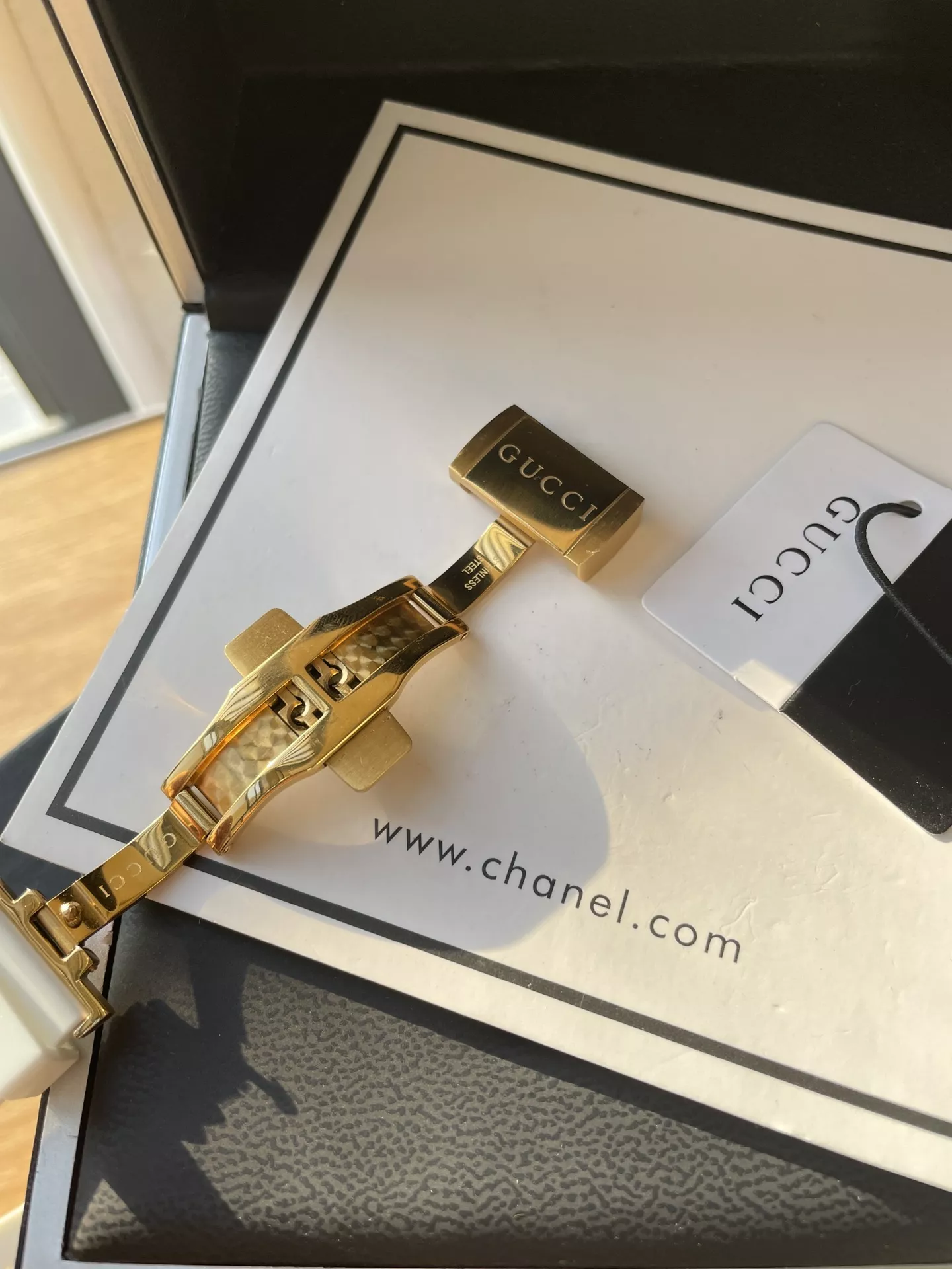 Gucci AAA Quality Watches Fashionable 564