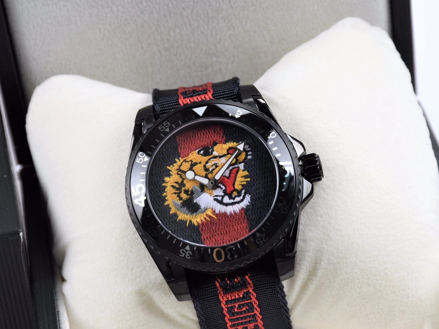 Gucci AAA Quality Watches For Men Versatile 7559