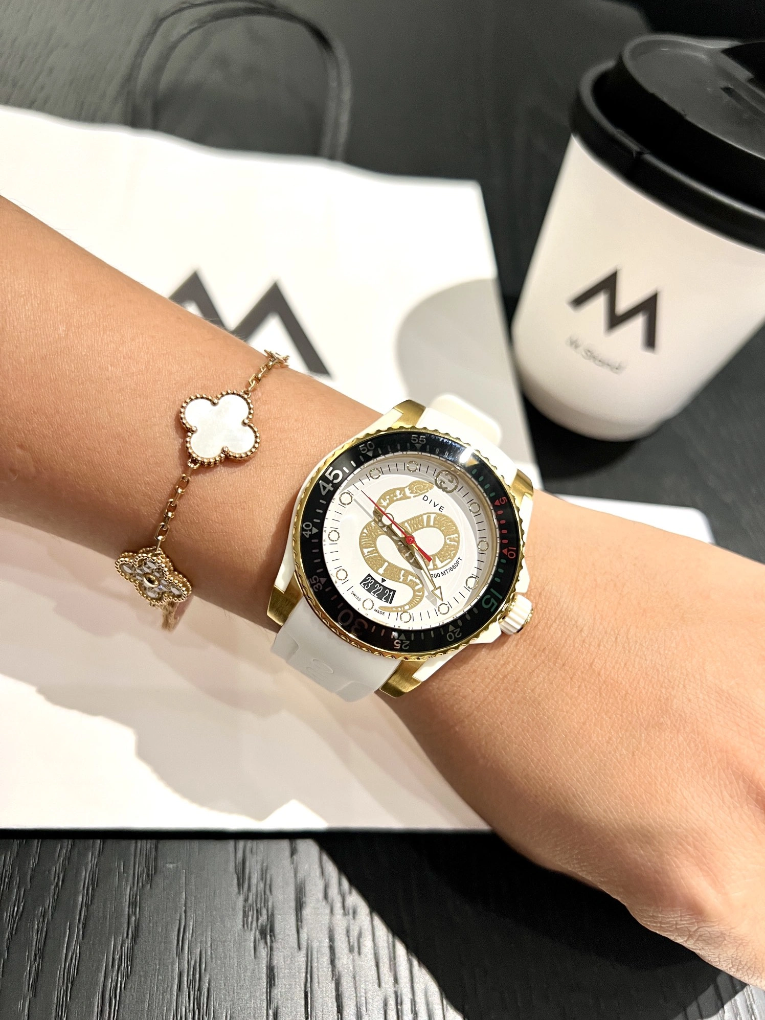 Gucci AAA Quality Watches For Unisex Vibrant 5460
