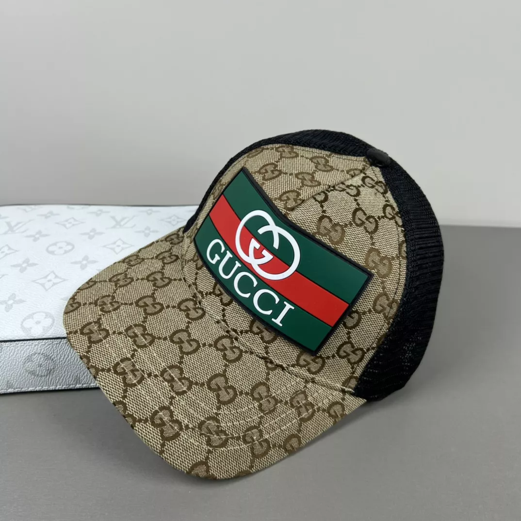 Gucci Caps Sleek 2311