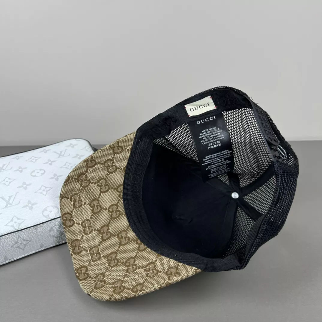 Gucci Caps Sleek 2311