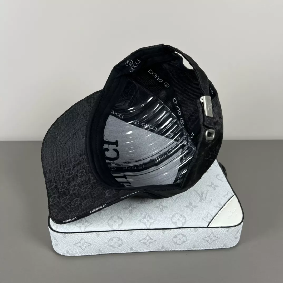 Gucci Caps Sleek 6346