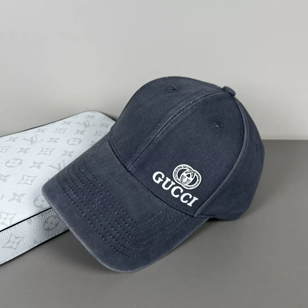 Gucci Caps Sleek 8796