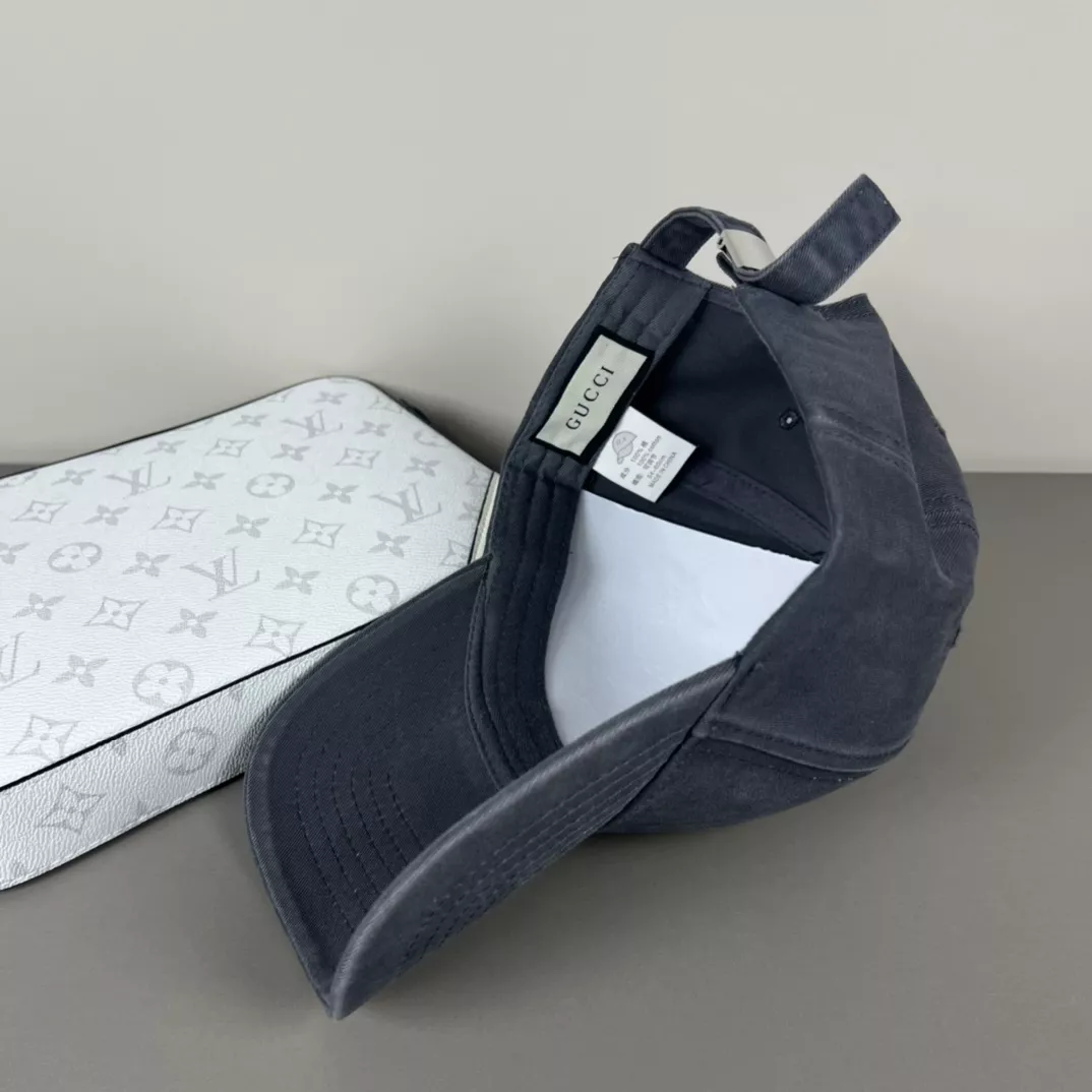 Gucci Caps Sleek 8796