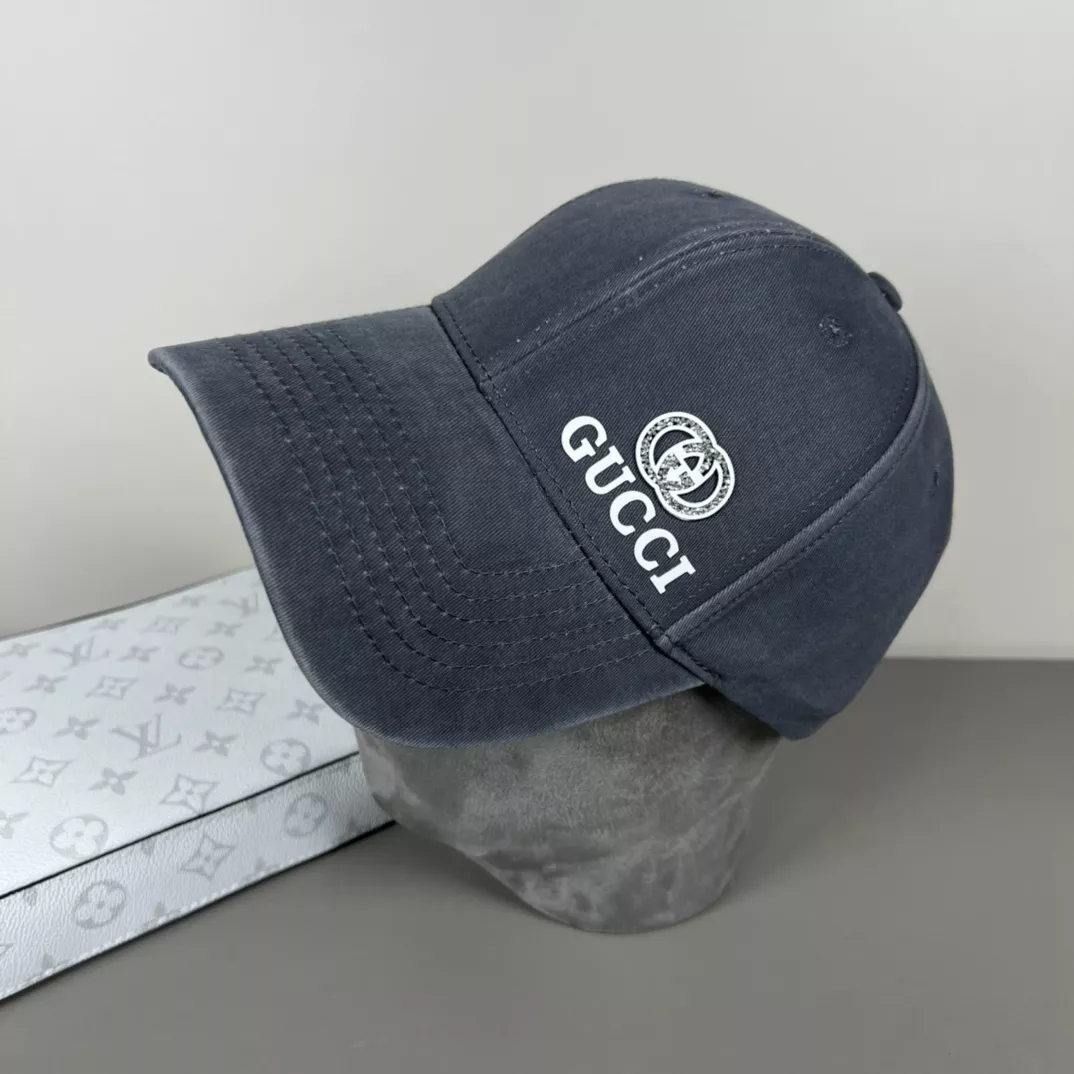 Gucci Caps Sleek 8796