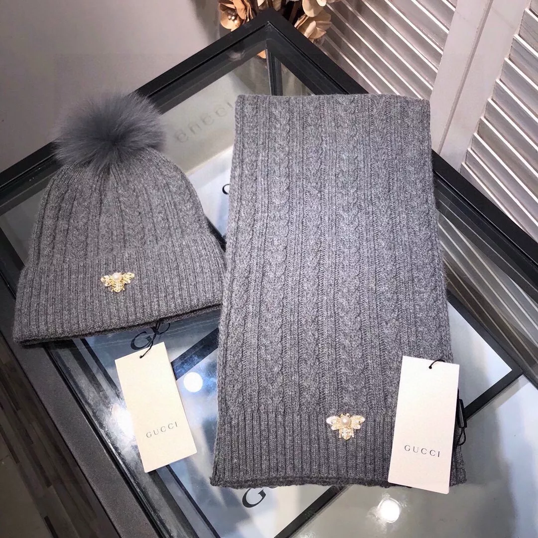 Gucci Hat and Scarf Set Classic 2052