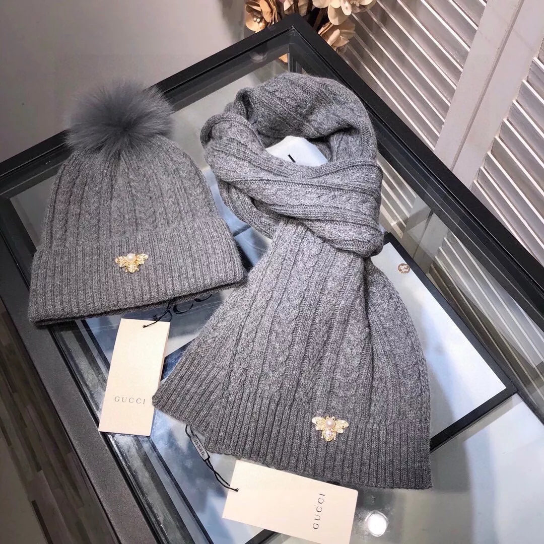 Gucci Hat and Scarf Set Classic 2052