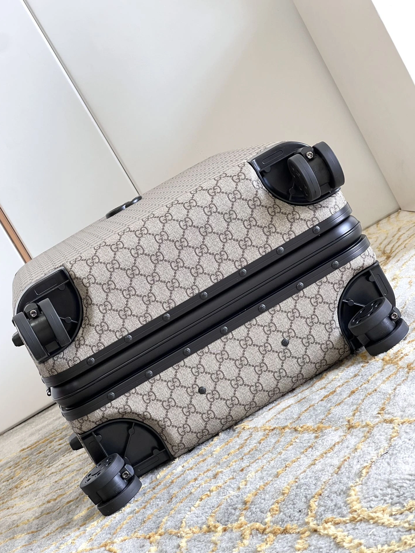 Gucci Luggage Compact 4245