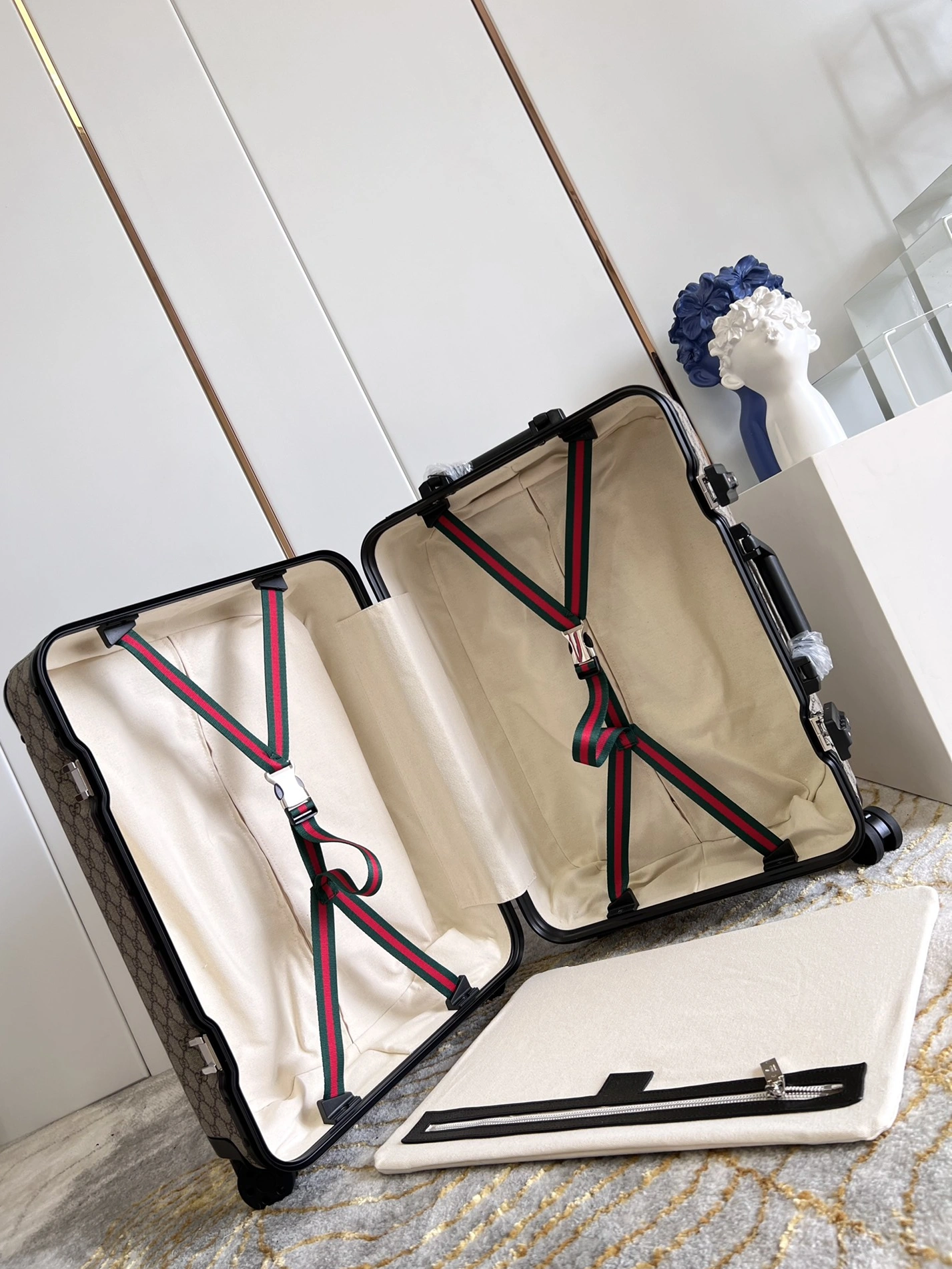 Gucci Luggage Compact 4245