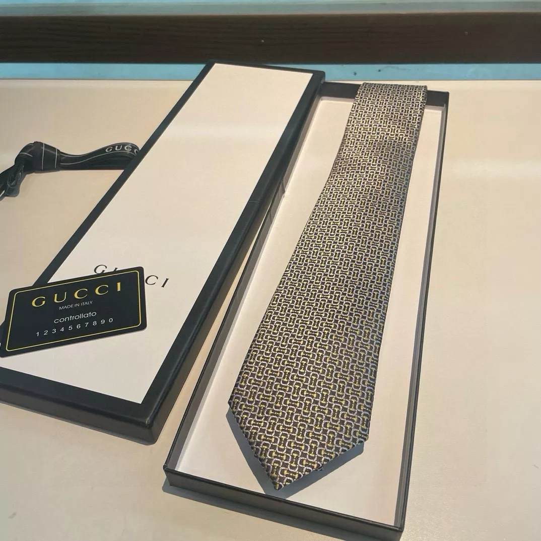 Gucci Necktie Bold 4279